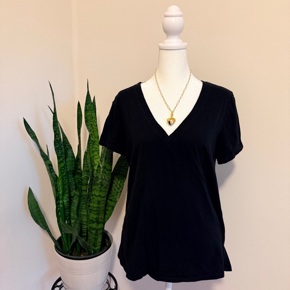GAP | Black V-Neck Tee - Picture 1 of 5